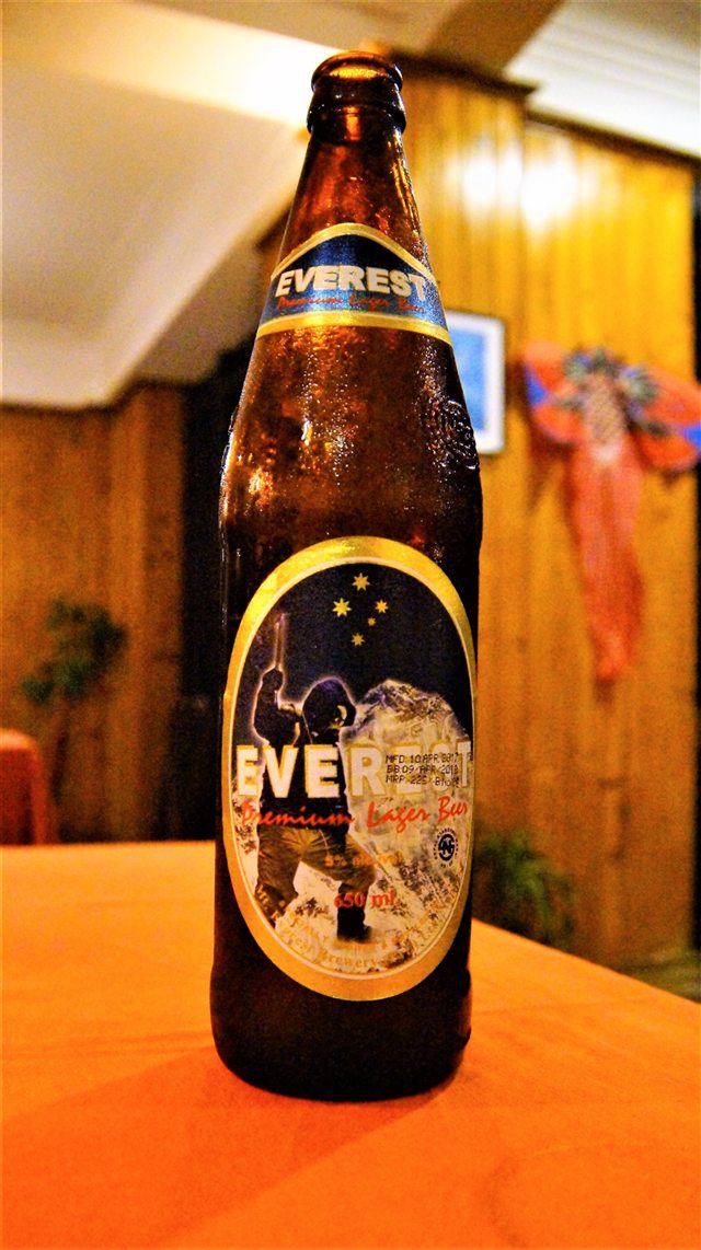 Eine Flasche Everest Premium Lager Beer auf einem Tisch