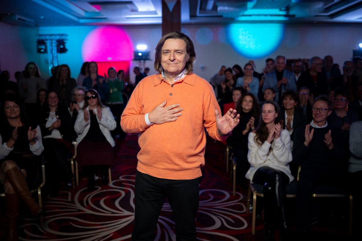 Dr. Ralf Hillemacher nach einem Vortrag vor applaudierendem Publikum