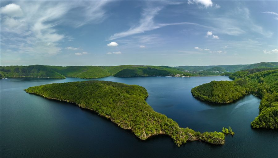 Luftaufnahme eines Stausees in der Eifel mit bewaldeten Hängen