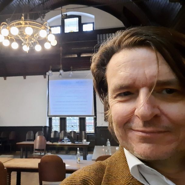 Dr. Ralf Hillemacher in einem Seminarraum