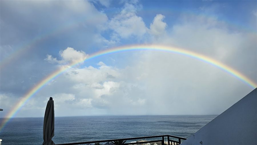 Regenbogen über dem Meer auf Teneriffa